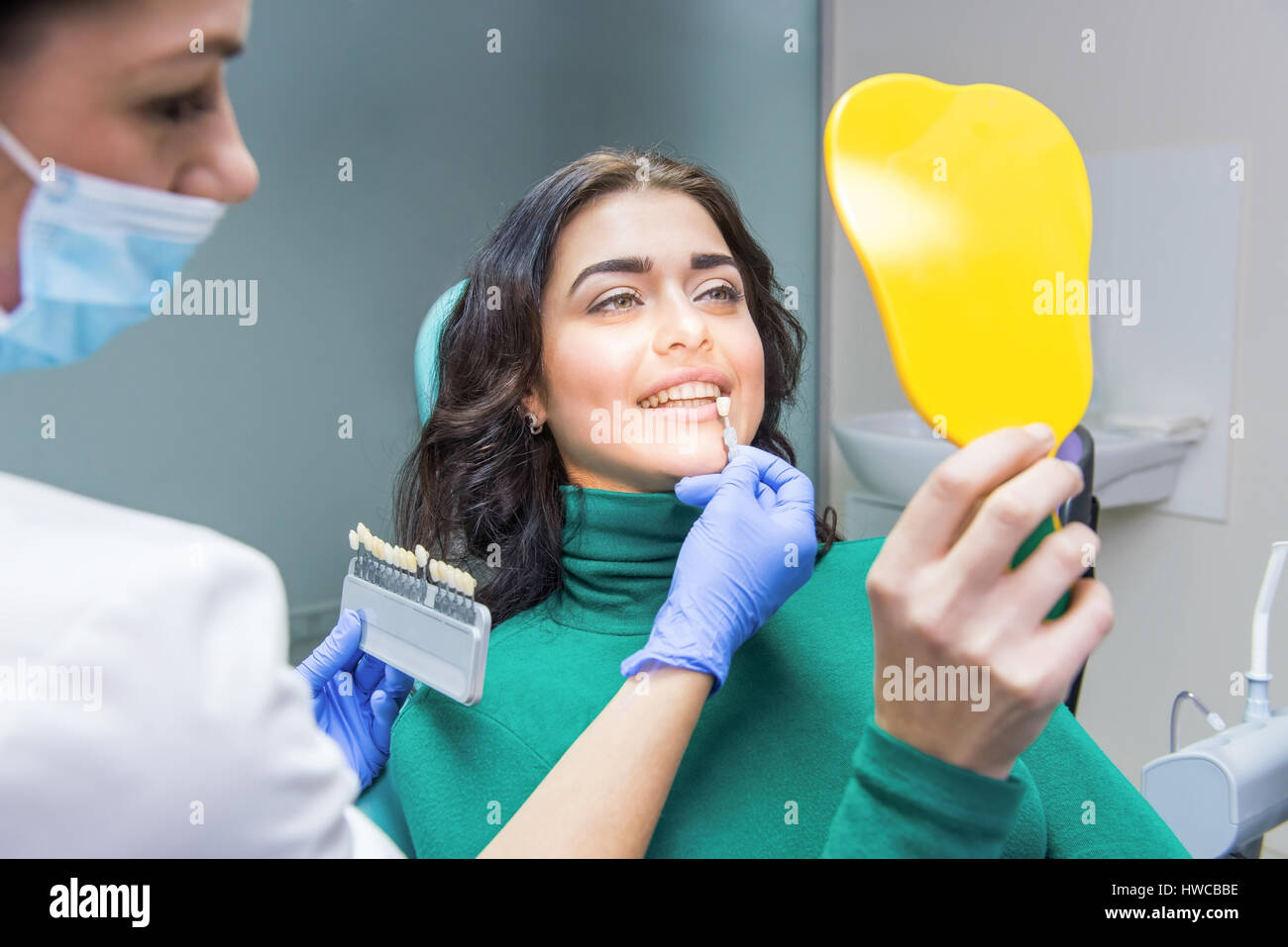 Female dentist holding patient, miroir. Banque D'Images