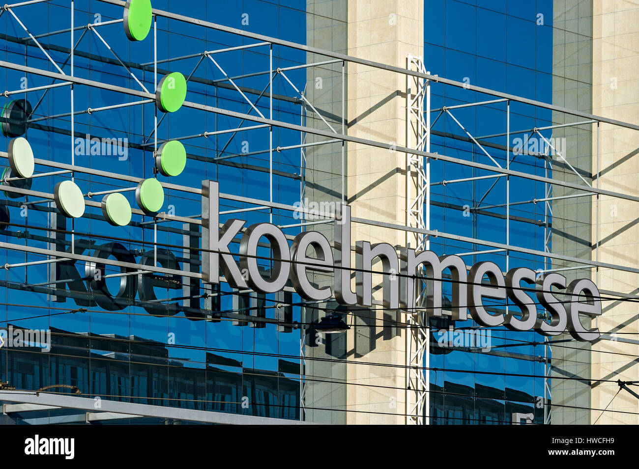 Logo sur la façade de verre s'Koelnmesse, Cologne, entrée est, Cologne, Rhénanie du Nord-Westphalie, Allemagne Banque D'Images