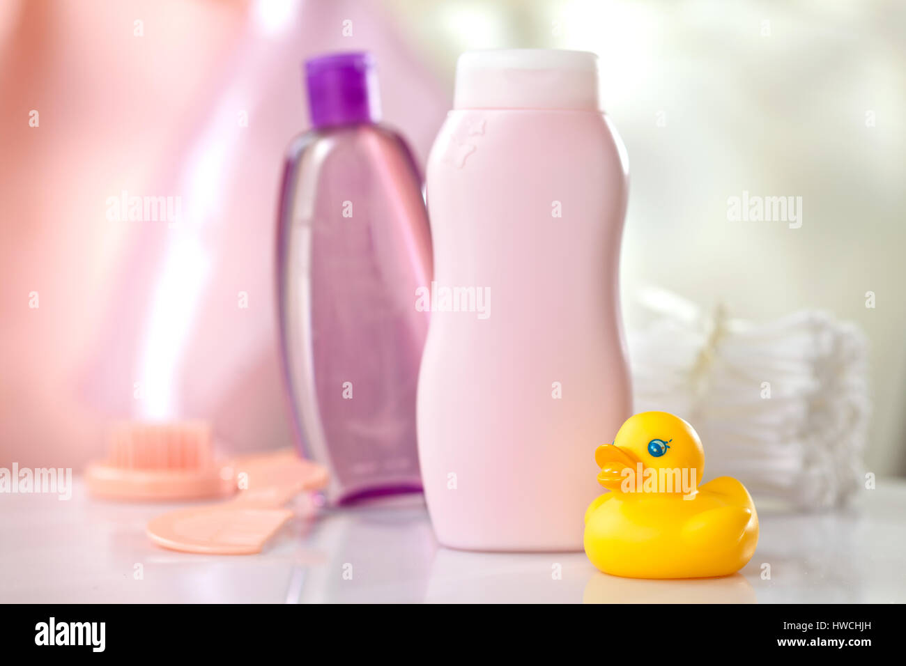 Accessoires de bain bébé blanc sur la table, selective focus Banque D'Images