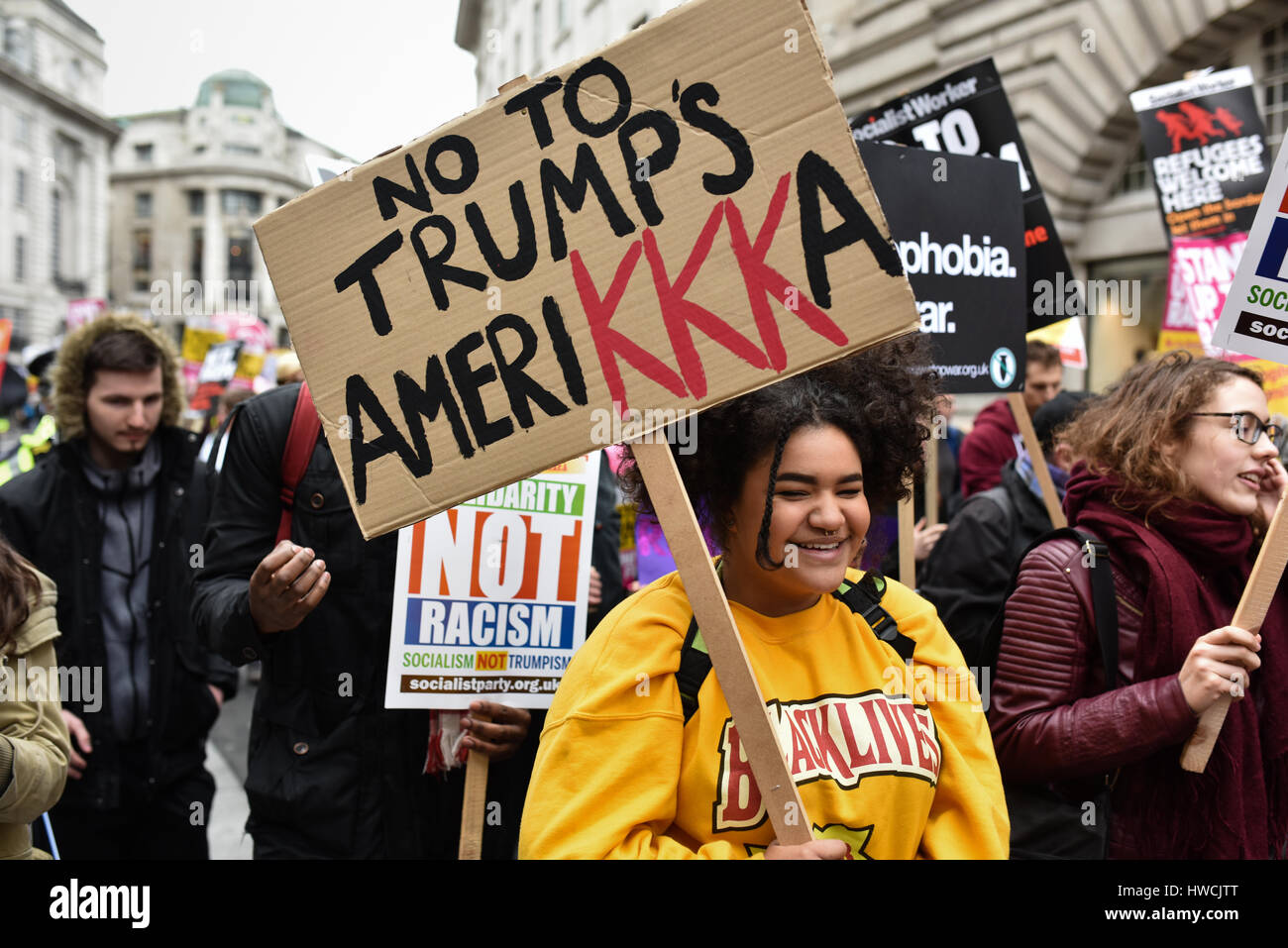 Londres, Royaume-Uni. 18 Mar, 2017. Un manifestant à un anti-racisme mars à Londres sur l'Organisation des Nations Unies contre le racisme, journée avec un panneau qui dit "Non à la Trump AmeriKKKa'. Des centaines de manifestants ont marché de Portland Place à la place du Parlement de s'opposer au racisme, l'islamophobie et l'antisémitisme. Credit : Jacob/Sacks-Jones Alamy Live News. Banque D'Images