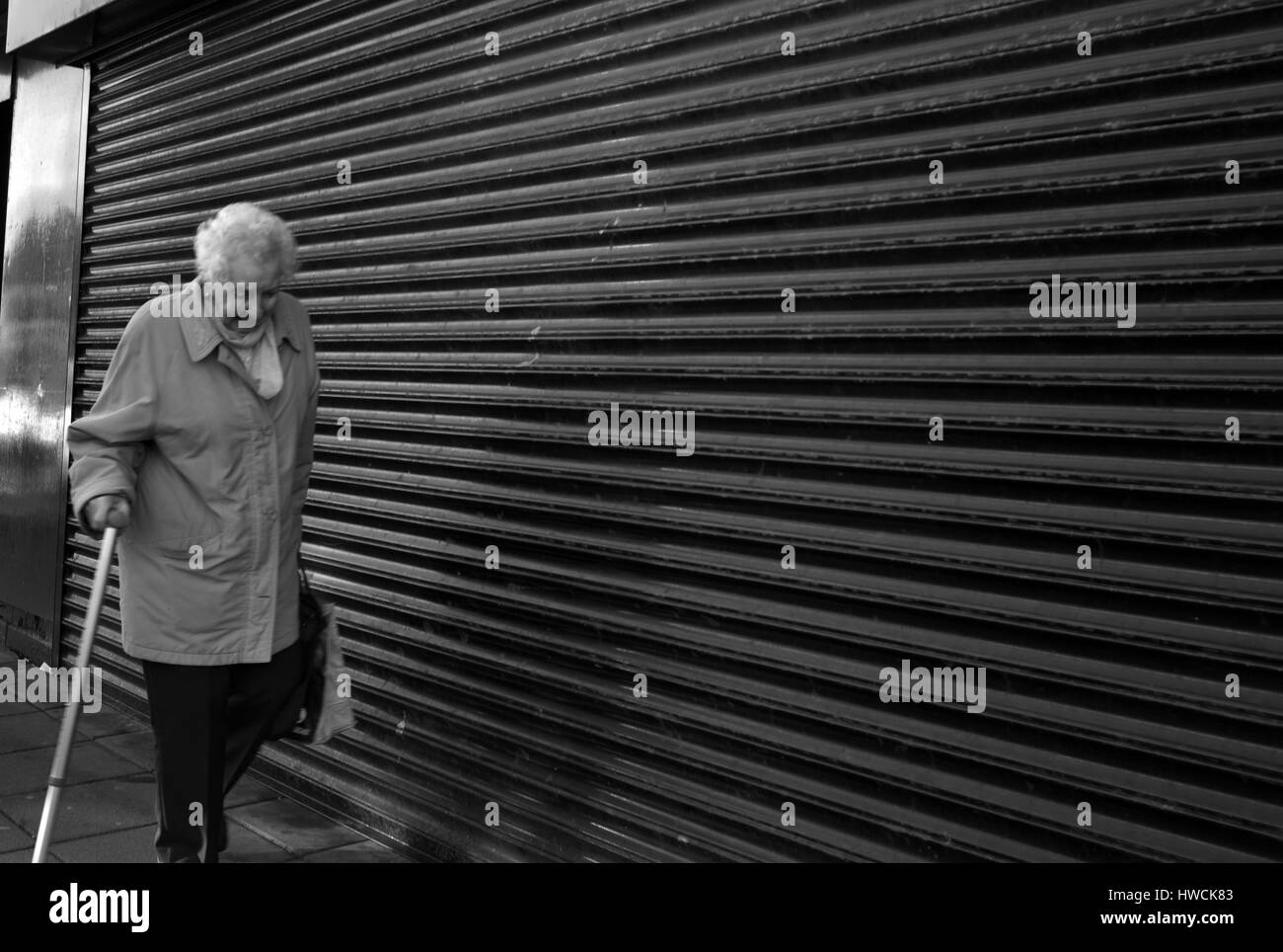 Vieille dame avec stick,Westgate Road, Newcastle-upon-Tyne Banque D'Images