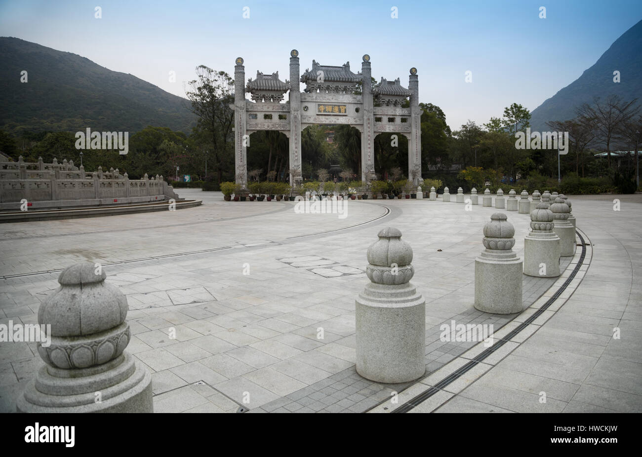 Portes de monastère Po Lin sur l'île de Lantau, Hong Kong Banque D'Images