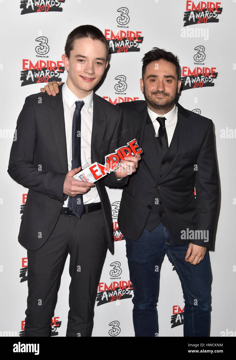 Lewis McDougall (à gauche) et Juan Antonio Bayona avec l'award du meilleur  Sci-Fi/Fantasy pour un monstre dans la chambre à l'un des trois gagnants  des Empire Awards a eu lieu au Roundhouse