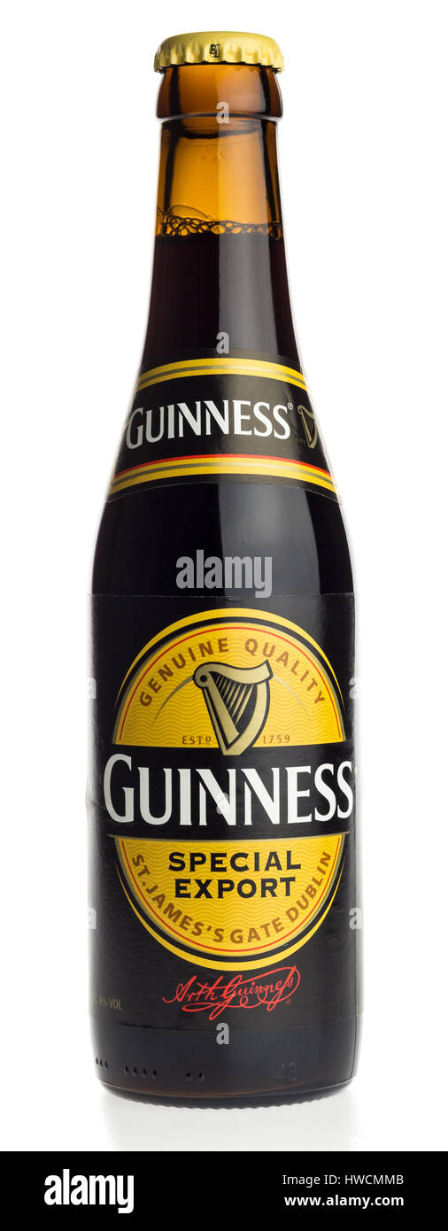 Bouteille de bière Guinness irlandaise isolé sur fond blanc Banque D'Images
