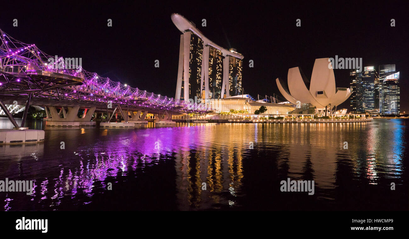 Panoramique horizontal (2 photo stitch) vue de l'Helix Bridge, Marina Bay Sands Hotel et l'ArtSc Banque D'Images