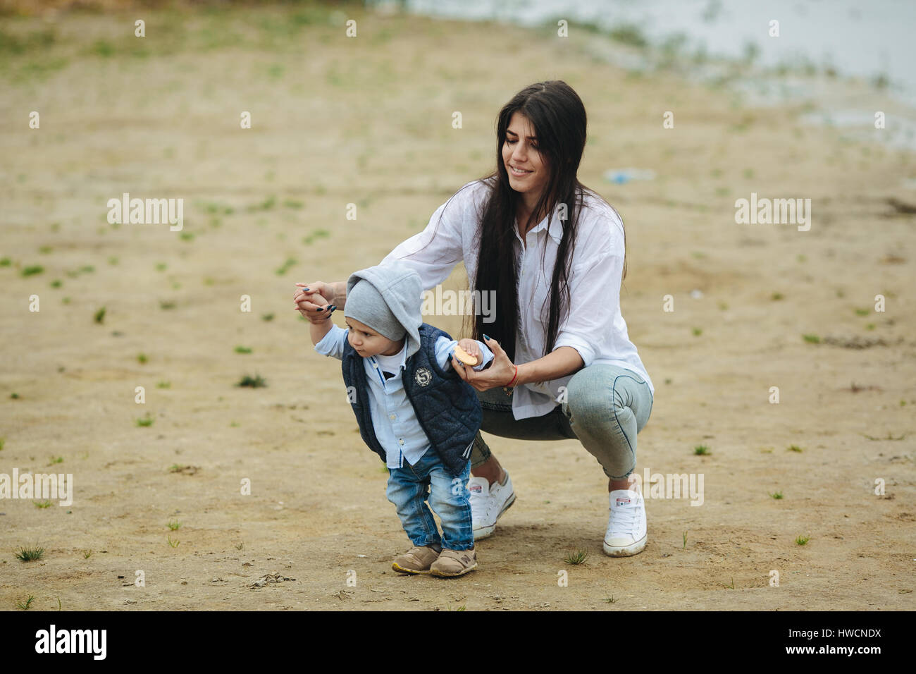 Maman avec enfant préadolescent en plein air randonnée Banque D'Images