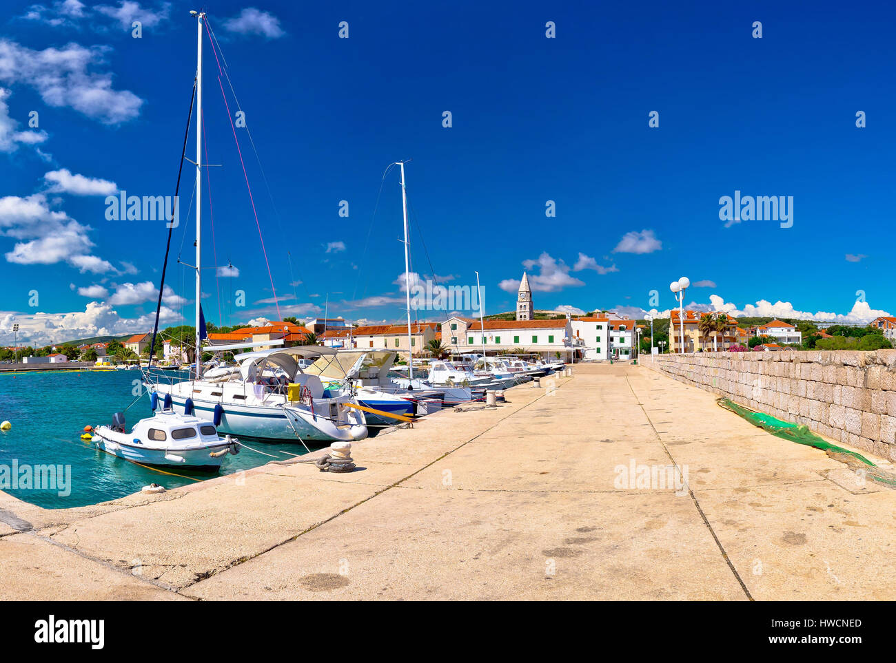 Turanj village Harbour et vue front de mer, la Dalmatie, Croatie Banque D'Images