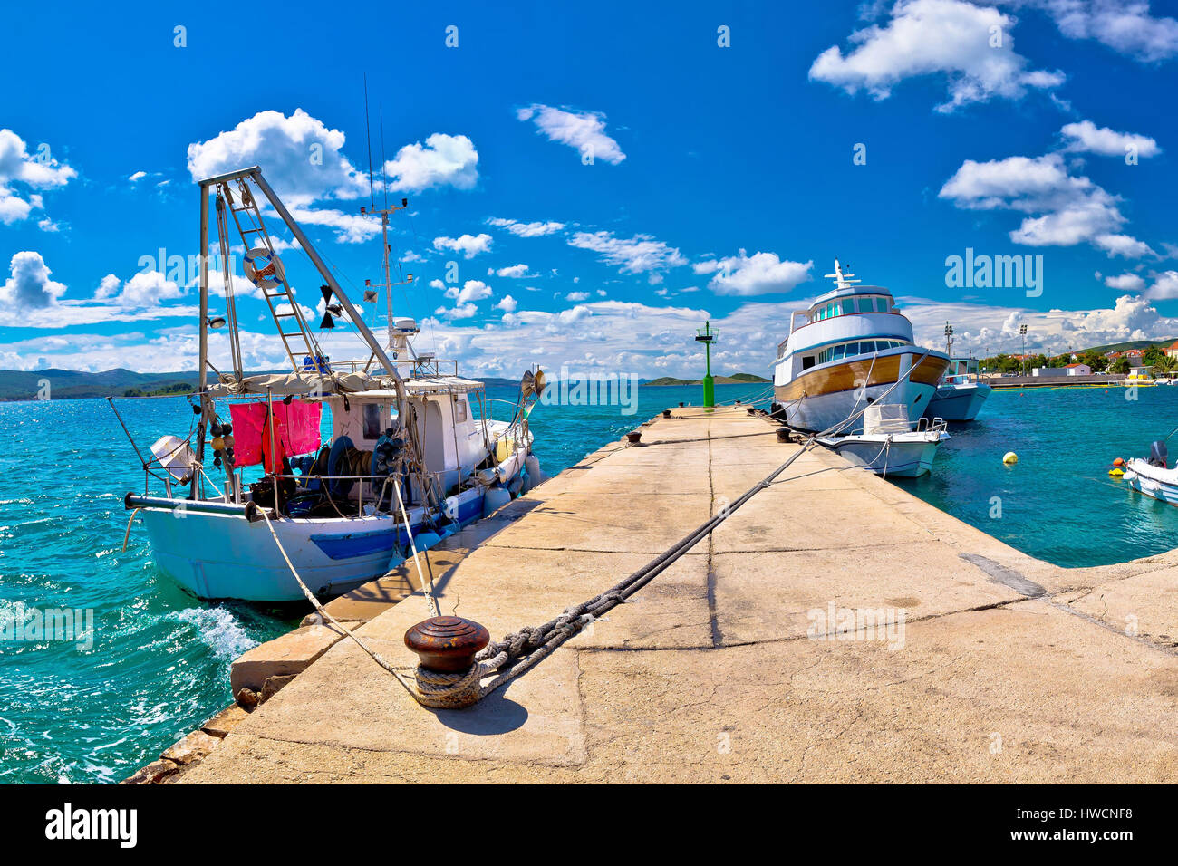 Turanj village Harbour et vue front de mer, la Dalmatie, Croatie Banque D'Images