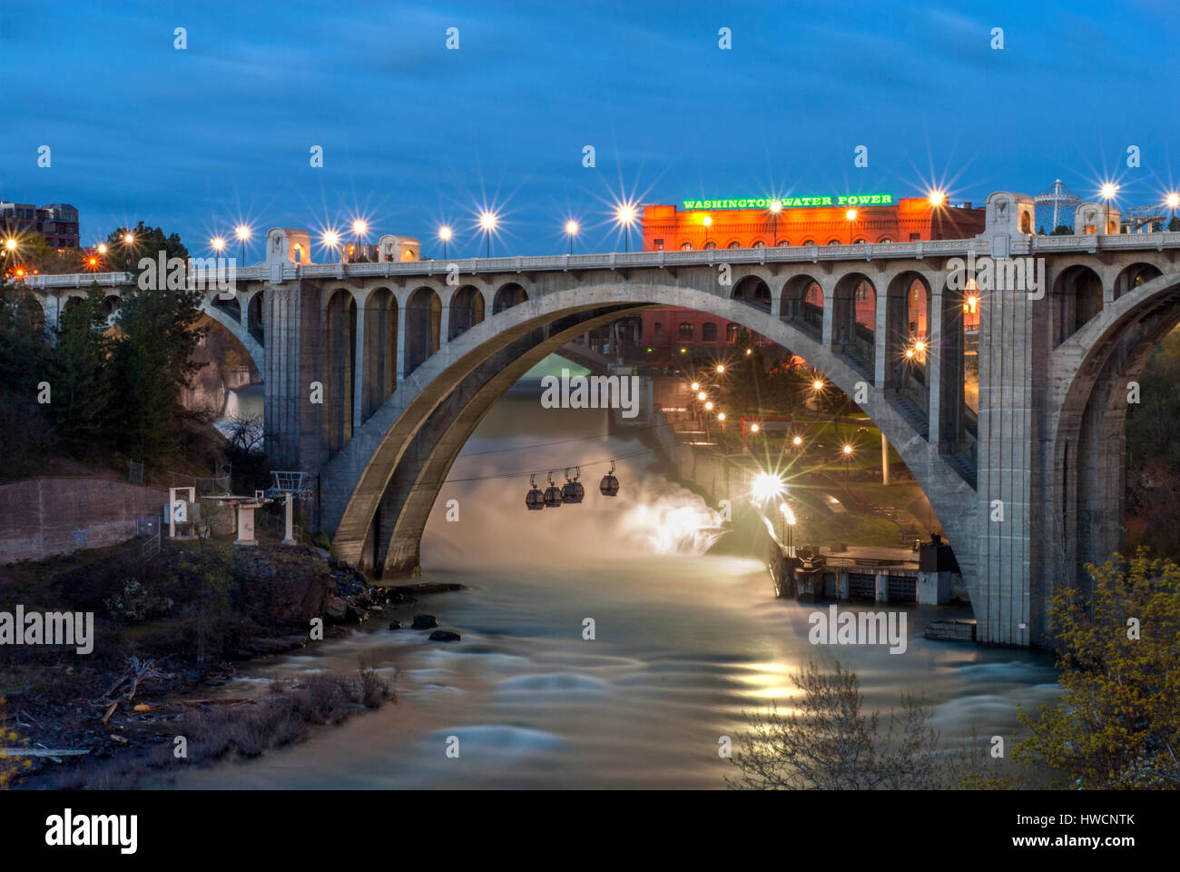 La Monroe Street Bridge est un pont en arc pont qui enjambe la rivière Spokane de Spokane, Washington. Il a été construit en 1911. Banque D'Images