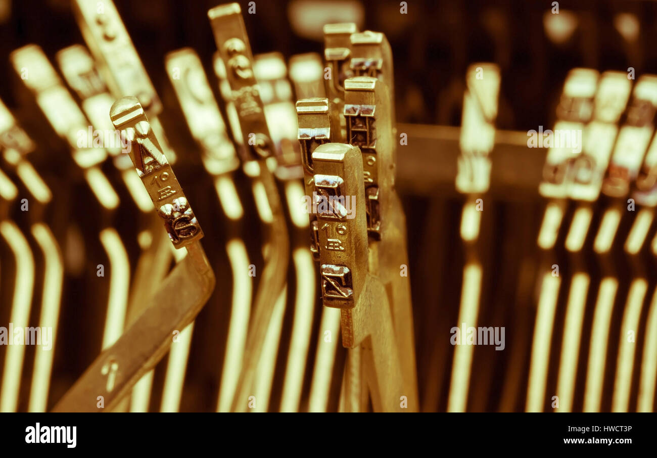 Photo symbolique pour le harcèlement et le chaos. Les types d'une machine à écrire sont malpropres, Symbolfoto für Mobbing und le chaos. Silver Die eines Schreibmaschine sind d Banque D'Images