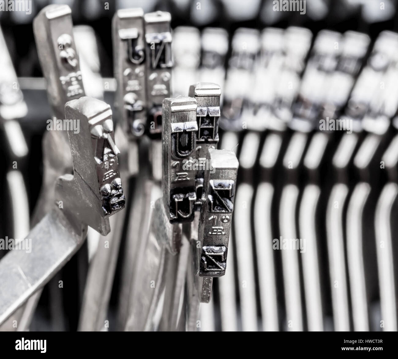 Types d'une vieille machine à écrire. Photo symbolique pour le harcèlement et le chaos, einer alten Schreibmaschine Silver. Symbolfoto für Mobbing und Chaos Banque D'Images