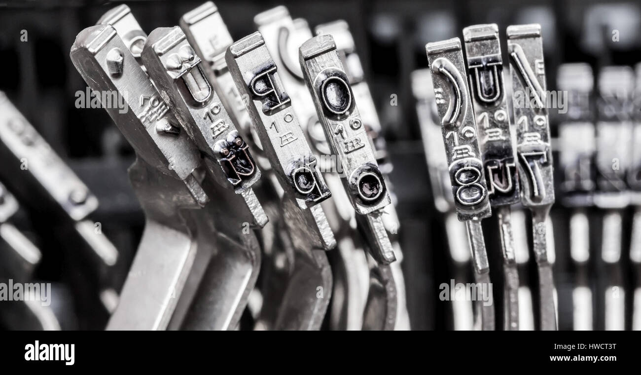 Types d'une vieille machine à écrire. Photo symbolique pour le harcèlement et le chaos, einer alten Schreibmaschine Silver. Symbolfoto für Mobbing und Chaos Banque D'Images