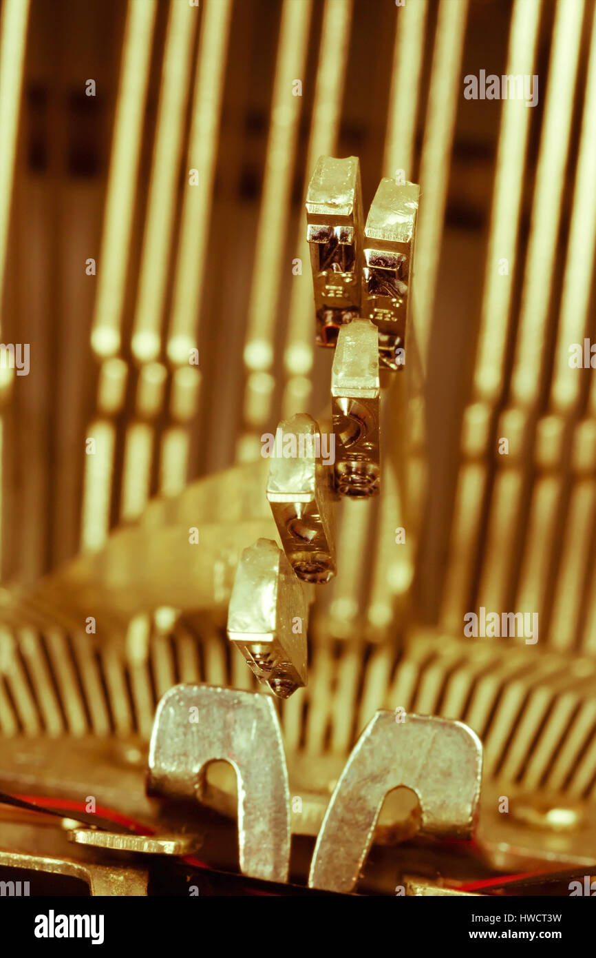 Types d'une vieille machine à écrire. Photo symbolique pour le harcèlement et le chaos, einer alten Schreibmaschine Silver. Symbolfoto für Mobbing und Chaos Banque D'Images