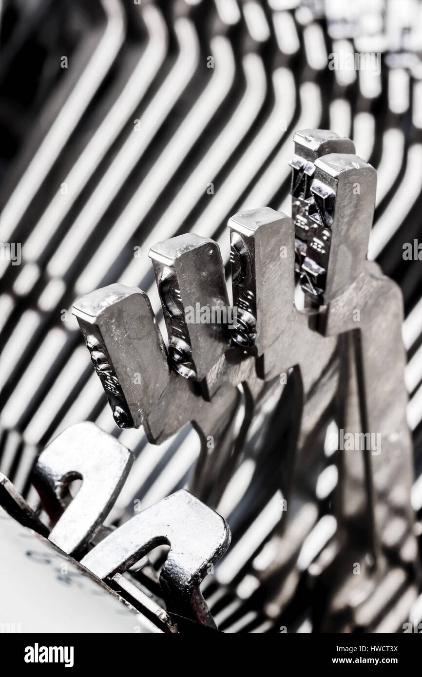 Types d'une vieille machine à écrire. Photo symbolique pour le harcèlement et le chaos, einer alten Schreibmaschine Silver. Symbolfoto für Mobbing und Chaos Banque D'Images