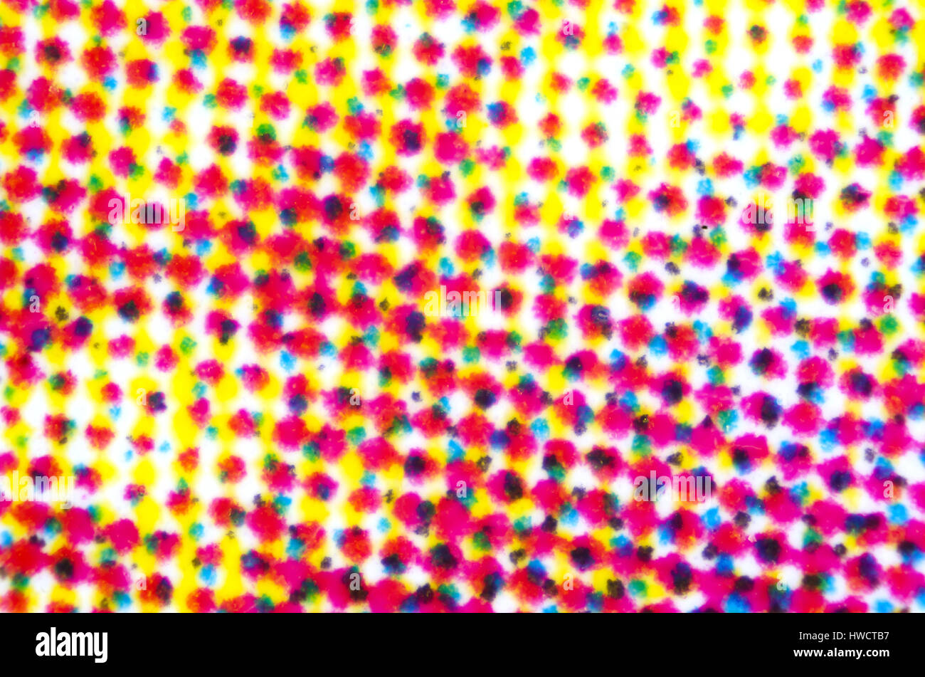 Impression 4 couleurs sur papier blanc sous le microscope. Cmjn Cyan, Magenta, Jaune et Noir ou quadrichromie. Le mélange de couleurs soustractives. Banque D'Images