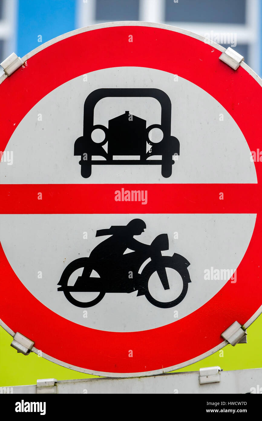 Signe d'interdiction pour voiture et moto, symbole de la politique des transports, la prévention du bruit, de la protection du climat, Verbotschild für und Auto Motorrad, symbole für Ver Banque D'Images