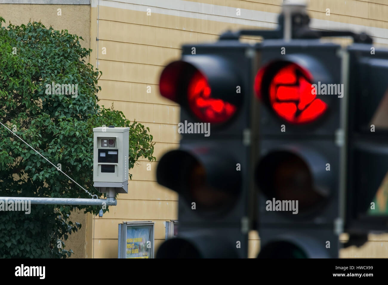 La lumière rouge d'un feu de circulation est contrôlé avec une lumière rouge appareil photo., das von Rotlicht Verkehrsampel Rotlichtkamera wird mit einer überwacht. Banque D'Images