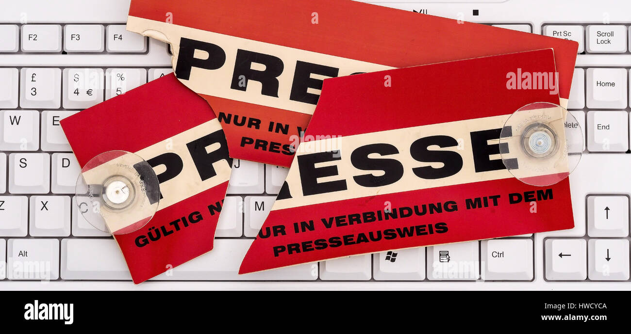 Sur un clavier, il y a un conseil d'un communiqué de presse. Photo symbolique f'r la liberté de la presse, auf einer Tastatur liegt eine gebrochene Tafe Banque D'Images