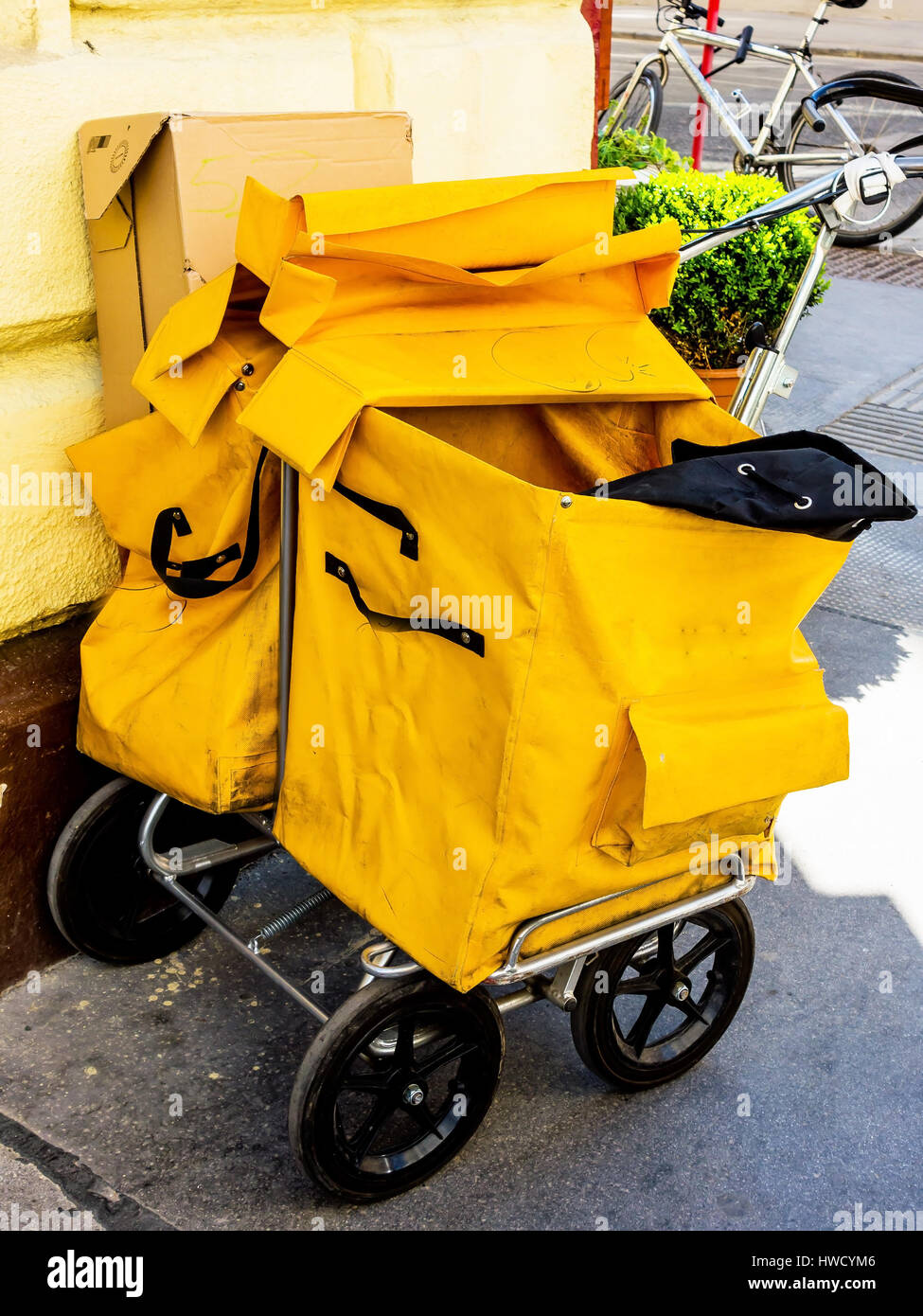 Sac d'un facteur. Le facteur distribue le courrier, sac eines Postboten. Der Briefträger verteilt die Post Banque D'Images