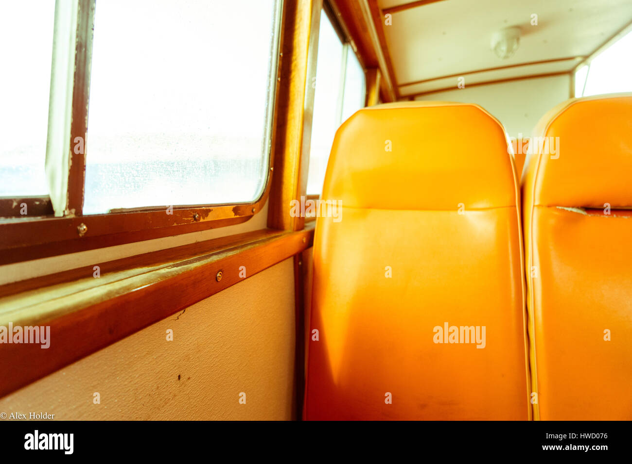 Water Taxi orange sièges à St. John's, USVI, USA. Banque D'Images
