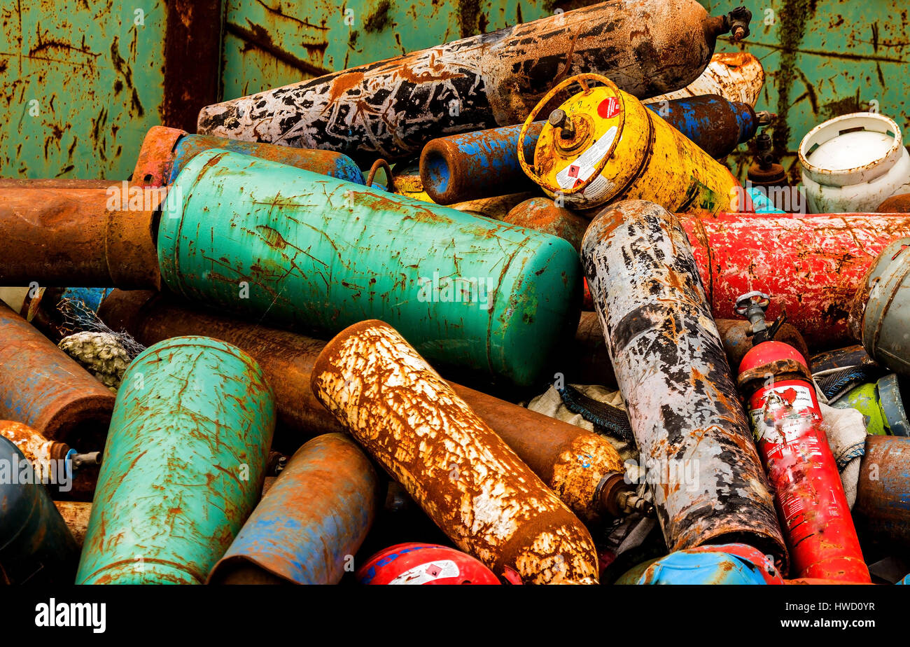 Des bouteilles de gaz sur un parc à ferrailles pour son élimination, Gasflaschen Warten auf einem Schrottplatz auf Ihre Entsorgung Banque D'Images