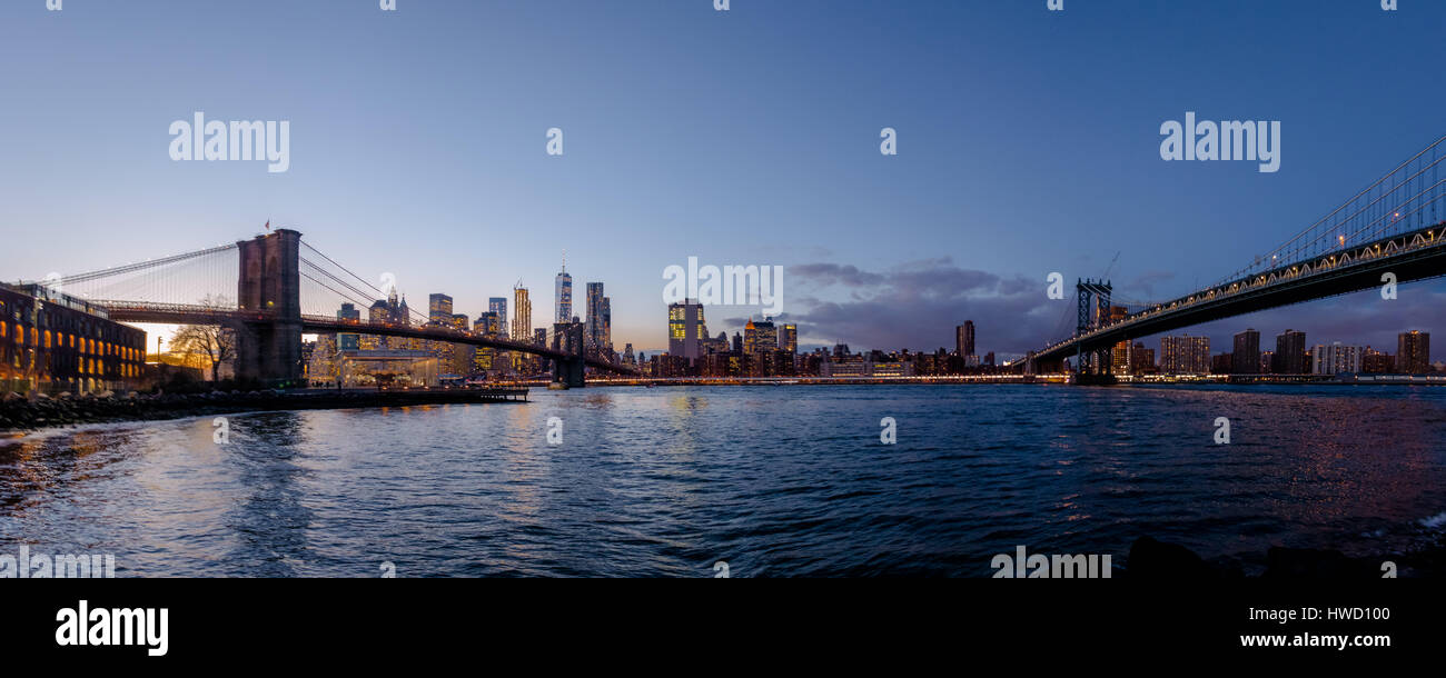 Vue panoramique de Manhattan et Brooklyn Bridge au coucher du soleil - New York, USA Banque D'Images