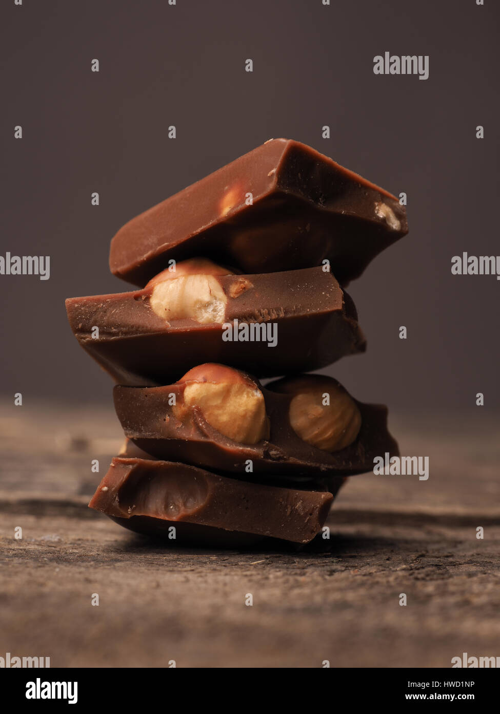 Close up of stacked barres de chocolat sur une table en bois Banque D'Images