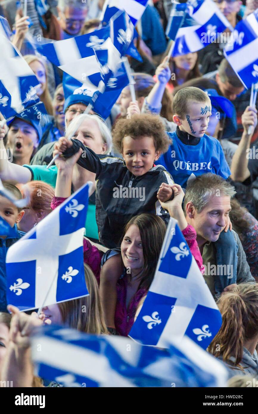 Le Canada, la province de Québec, ville de Québec, Québec, fête nationale, le spectacle sur les Plaines d'Abraham dans la soirée du 23 juin, concert en plein air, avec de nombreux chanteurs du Québec, les spectateurs en agitant des drapeaux du Québec Banque D'Images