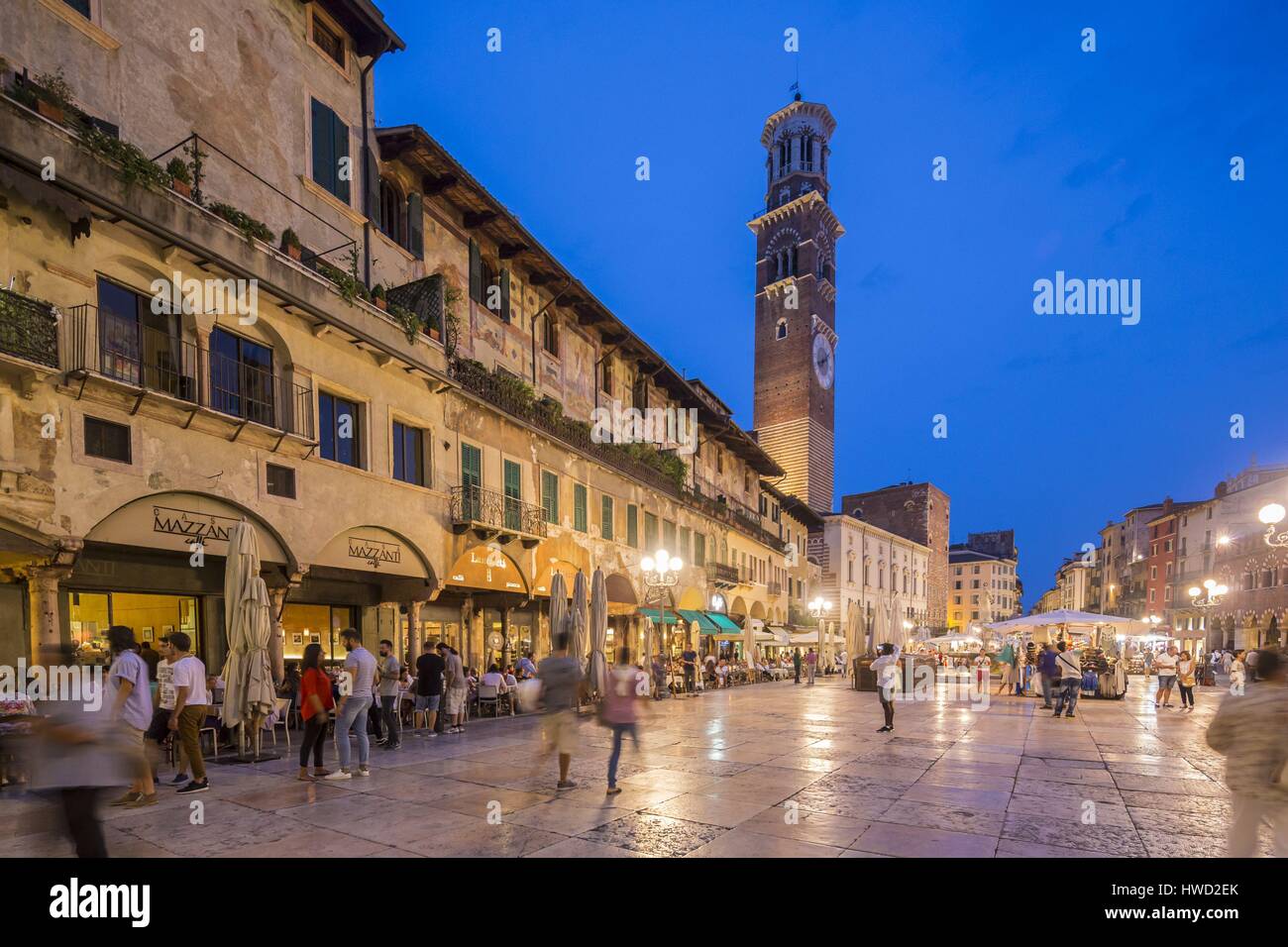 Italie, Vénétie, Vérone, inscrite au Patrimoine Mondial de l'UNESCO, la Piazza Erbe, vue de la Torre dei Lamberti Banque D'Images