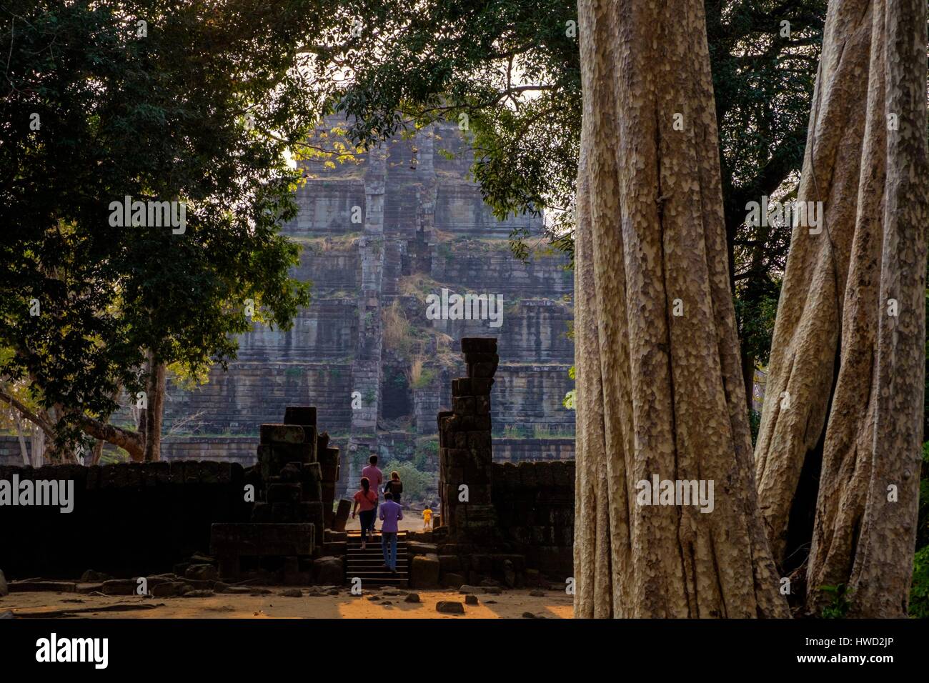 Cambodge, province de Preah Vihear, complexe de temples de Koh Ker, datée du 9 au 12 siècle, temple de Prasat Thom ou Prasat Kompeng Banque D'Images