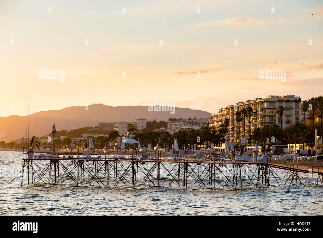 France, Alpes Maritimes, Cannes, plage du Midi, de pontons privés du restaurant Crystal Beach Banque D'Images