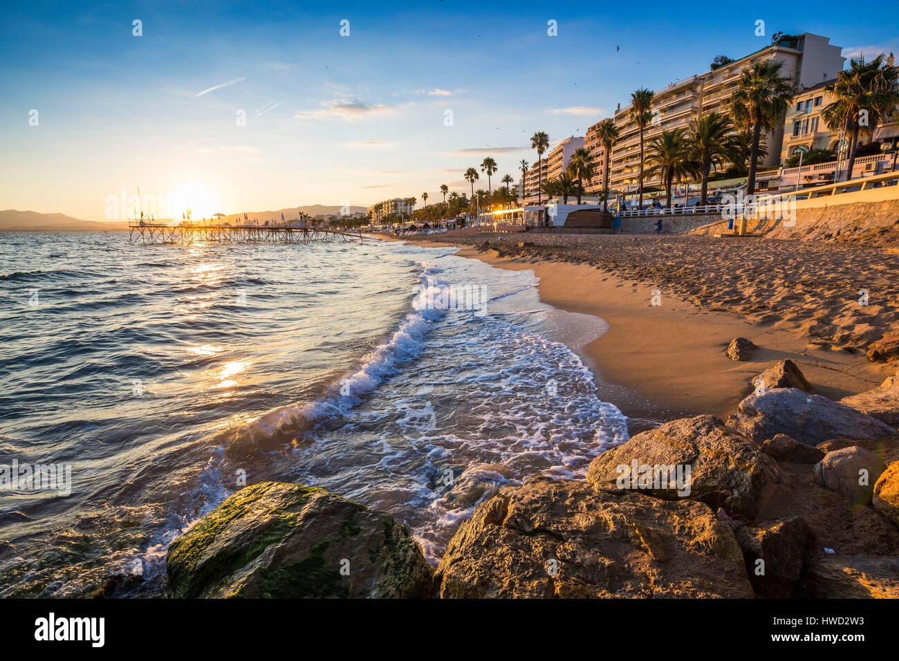 France, Alpes Maritimes, Cannes, plage publique de midi sur l'ouest du Suquet Banque D'Images