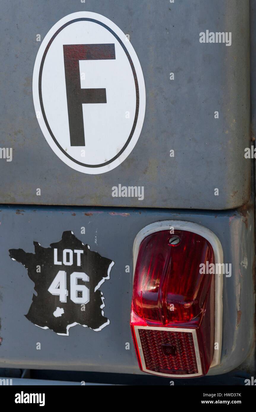 France, Lot, Capdenac le haut sur la liste des Plus Beaux Villages de France (Plus Beaux Villages de France), close up behin 2CV typique vieux véhicule français Banque D'Images