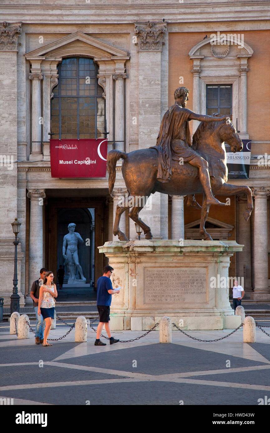 L'Italie, Latium, Rome, Piazza del Campidoglio, Marco Aurelio's equestrian statue devant les Musées du Capitole dans le carré formé par Michel-Ange, inscrite au Patrimoine Mondial de l'UNESCO Banque D'Images