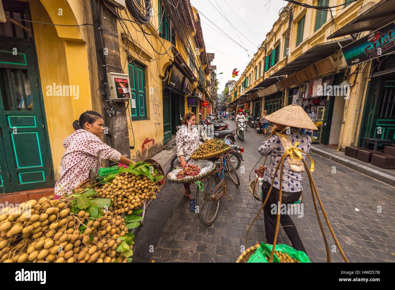 Vietnam, Delta du Fleuve Rouge, Hanoi, vendeuses de fruits et légumes dans la vieille ville Banque D'Images