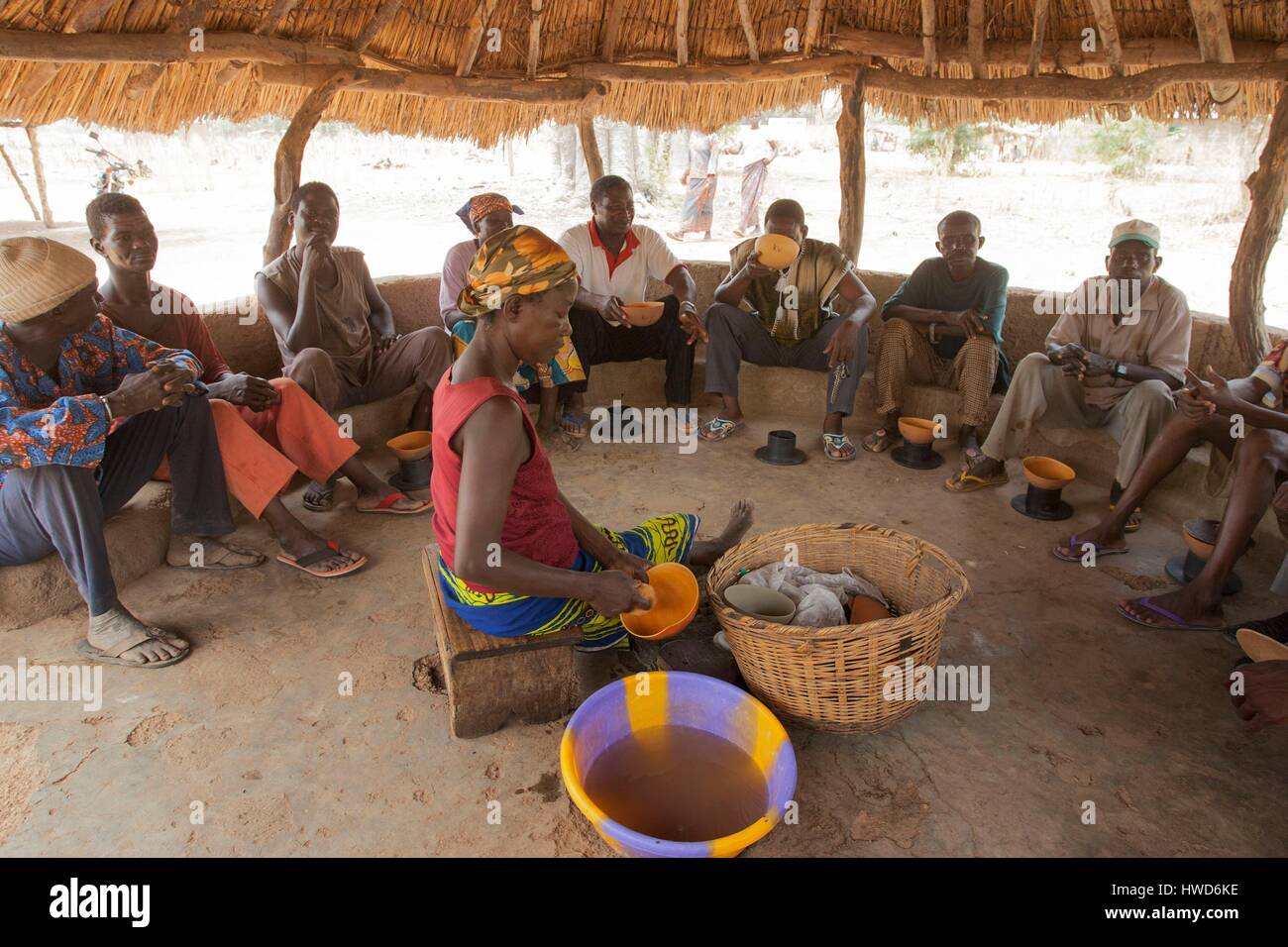 Le Togo, région du nord, les Tamberma consommer de grandes quantités de tchoukoutou, bière de mil Banque D'Images