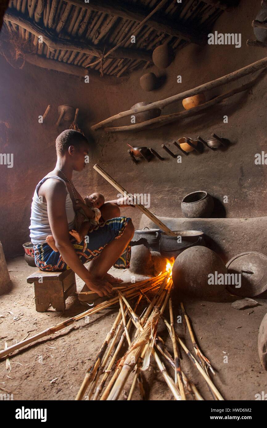 Le Togo, région du nord, femme Tamberma avec bébé dans sa cuisine Banque D'Images