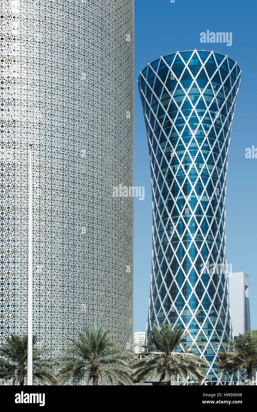 Qatar, Doha, des gratte-ciel dans le centre-ville, tour de la Chine et au premier plan la tour Tornado Banque D'Images