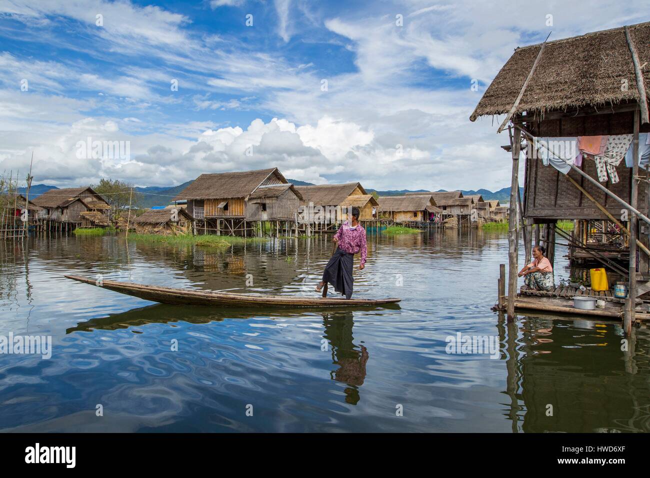 Myanmar (Birmanie), Shan district, au lac Inle, ethnie Intha sur un bateau dans le village Nampan Banque D'Images