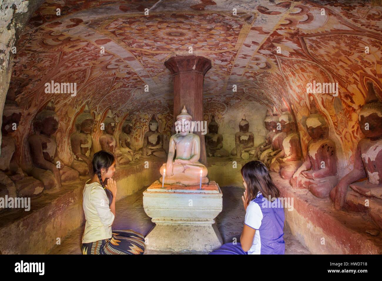 Myanmar (Birmanie), région Rhône-Alpes, Monywa, Hpo Win Daung, numéro 307 grotte, Bouddha en marbre blanc et seize statues de Bouddhas sculptés dans la roche Banque D'Images