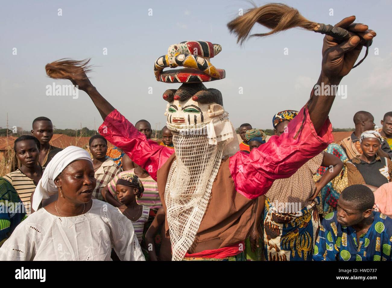 Le Bénin, au sud-est, région de Ketou, masques Gélédé classé comme un patrimoine immatériel de l'humanité, dans les Yoroubas, à Ketou le masque est surmonté par des personnages parfois comme des marionnettes articulées Banque D'Images