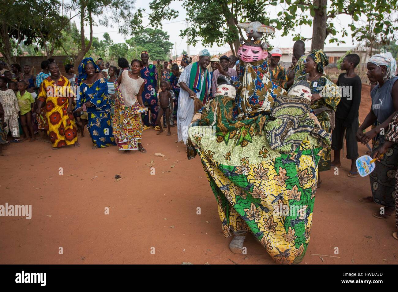 Le Bénin, au sud-est, région de Ketou, masques Gélédé classé comme un patrimoine immatériel de l'humanité, dans les Yoroubas, à Ketou le masque est surmonté par des personnages parfois comme des marionnettes articulées Banque D'Images