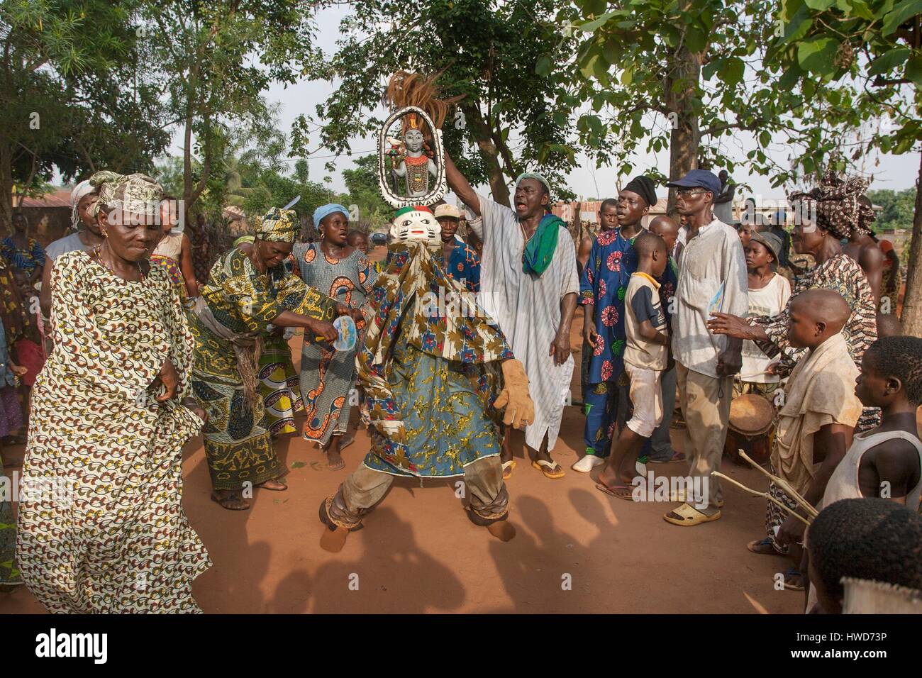 Le Bénin, au sud-est, région de Ketou, Gélédé classé comme Patrimoine Immatériel de l'humanité, dans les Yoroubas, à Ketou le masque est surmonté par des personnages parfois comme des marionnettes articulées Banque D'Images