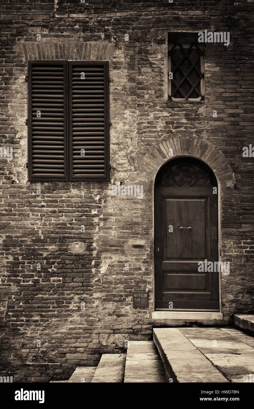 Italie Sienne vieux bâtiment avec mur de brique, fenêtres, escaliers et des portes Banque D'Images