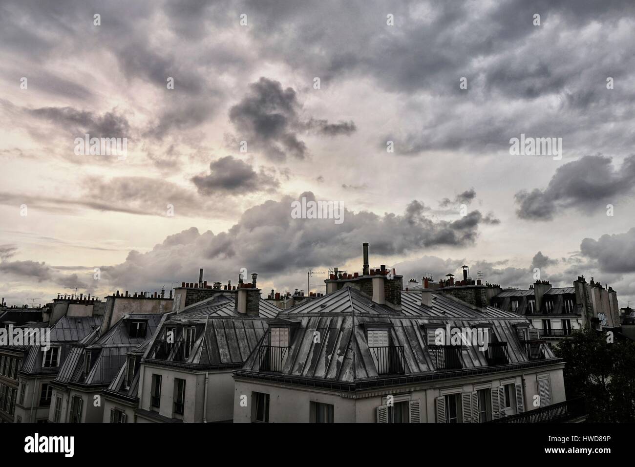 France, Paris, Zinc toitures sous ciel de Paris Banque D'Images