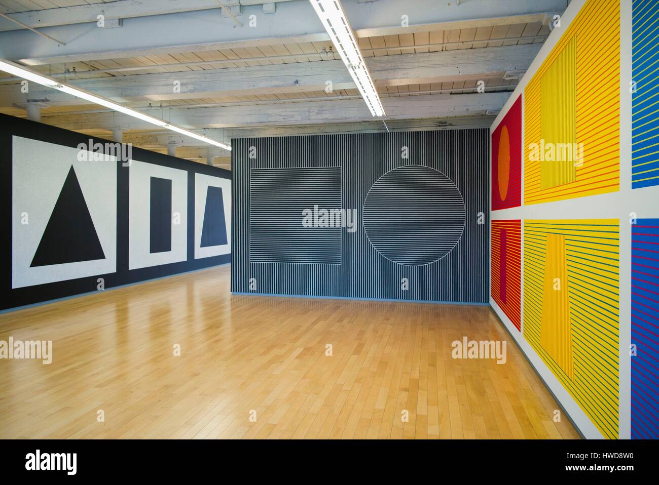 United States, Massachusetts, North Adams, Mass MOCA, au Massachusetts Museum of Contemporary Art, bâtiments ancien moulin transformé en musée d'art, peintures de Sol LeWitt Banque D'Images