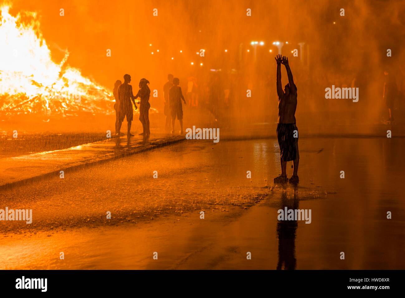 United States, Massachusetts, Cape Ann, Rockport, quatrième de juillet, jour de l'indépendance Bonfire, silhouettes Banque D'Images