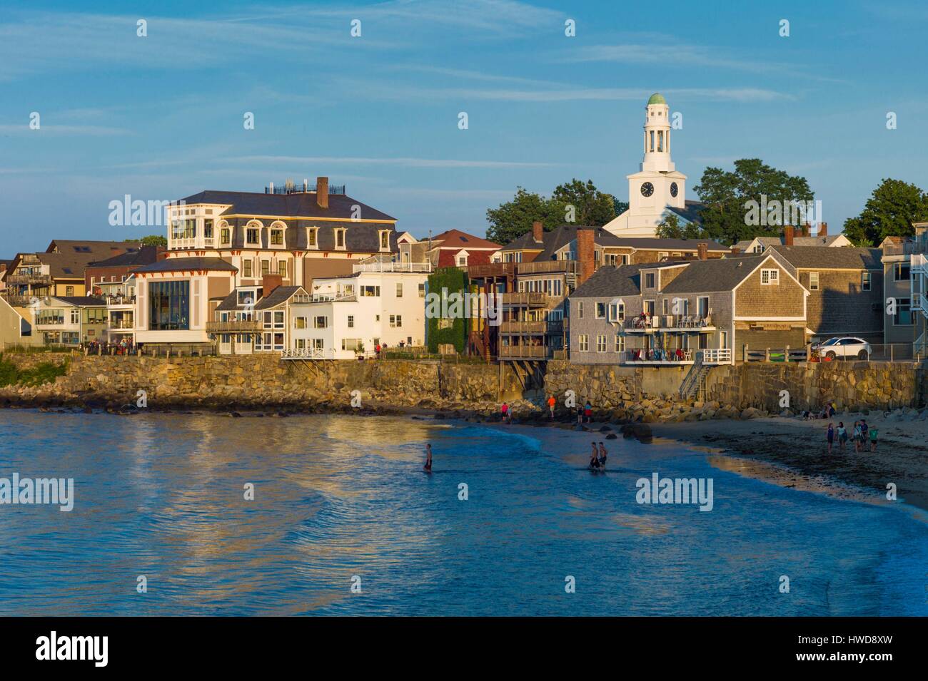 United States, Massachusetts, Cape Ann, Rockport, vue sur la ville à partir de la plage de Back Banque D'Images