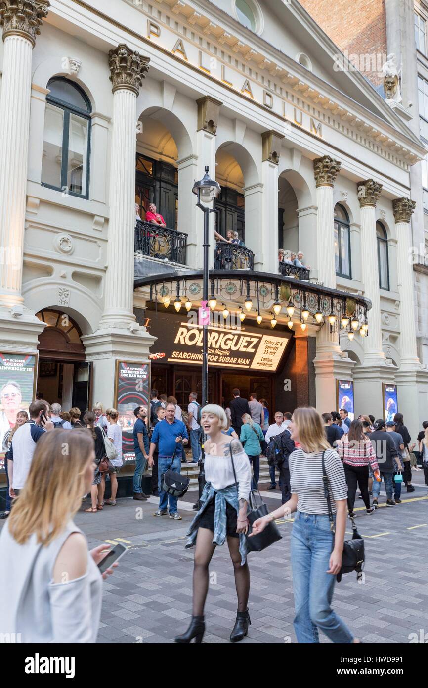 Royaume-uni, Londres, Soho, l'Argyll Street, London Palladium Theatre, les jeunes femmes Anglais Banque D'Images