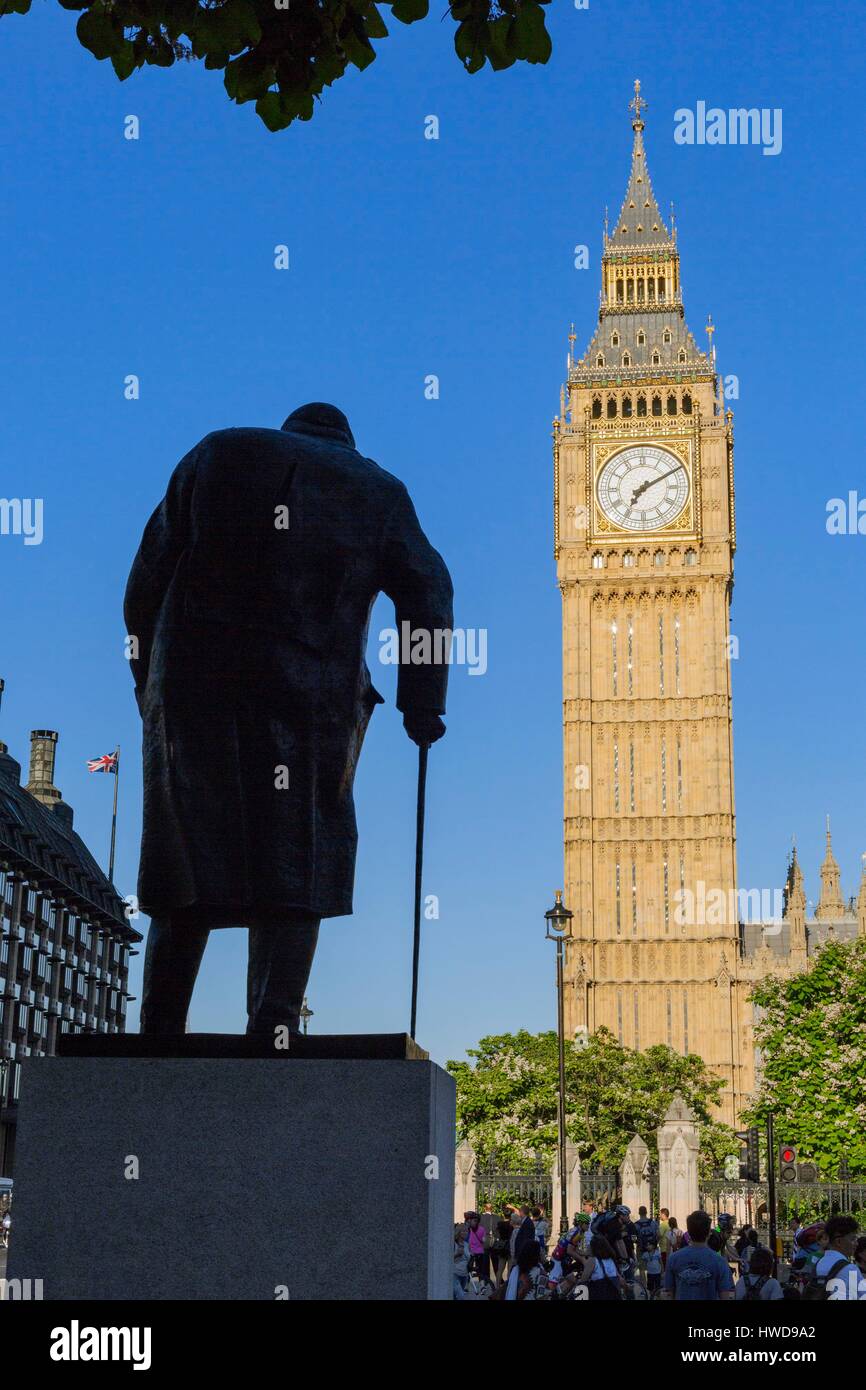 Royaume-uni, Londres, Westminster district la tour de l'horloge du Palais de Westminster ou Elizabeth Tower abrite le célèbre Big Ben bell, en silhouette statue du Premier ministre Sir Winston Churchill, pavillon britannique Banque D'Images